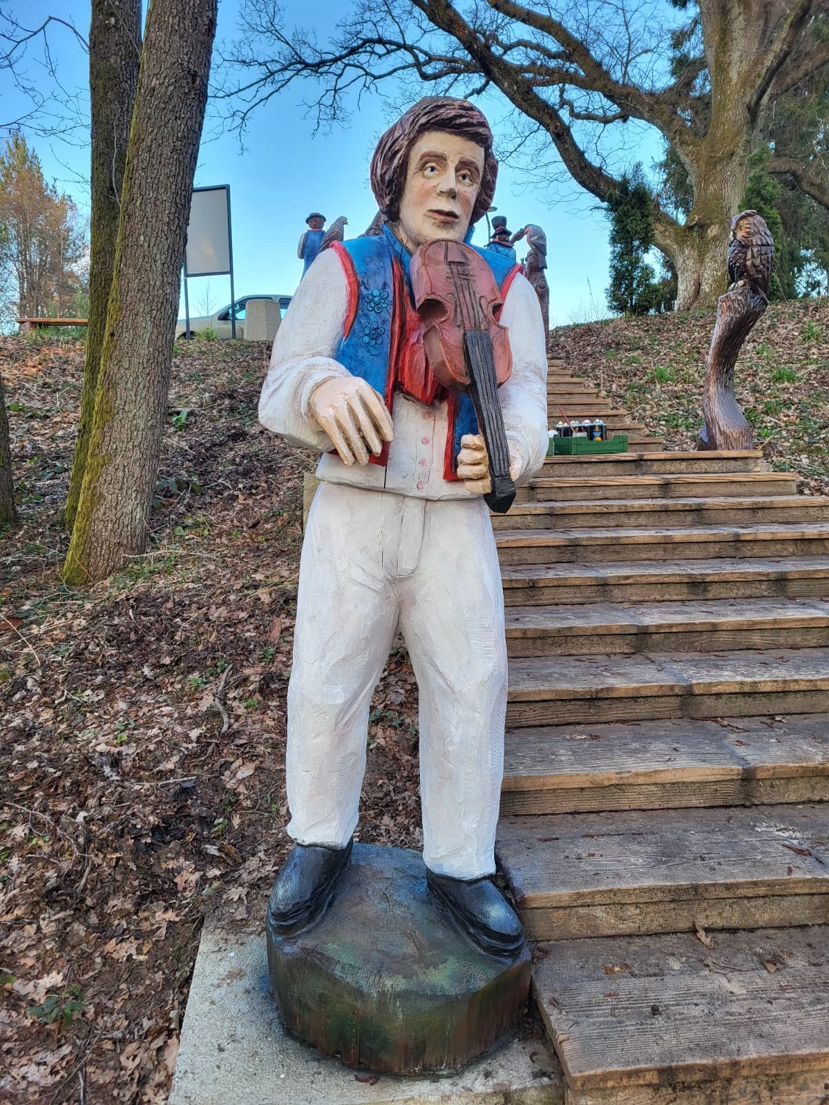 Malowane rzeźby drewniane