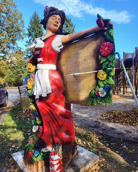 Malowane rzeźby drewniane