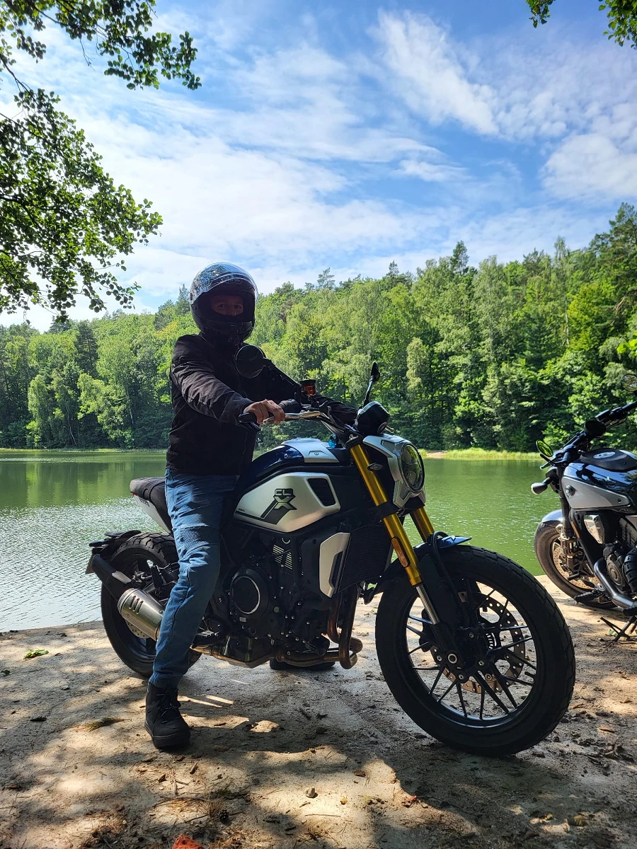 Janek — motocyklista